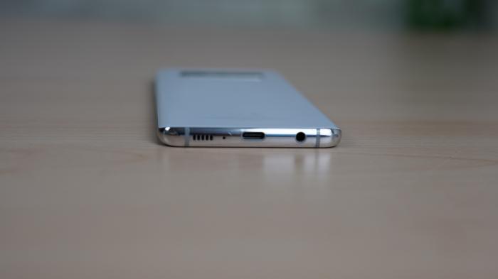 Galaxy S10's Bottom Edge